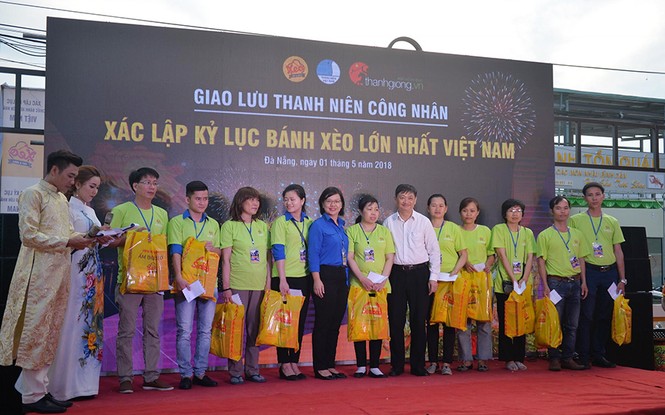Việt Nam có kỷ lục bánh xèo khổng lồ - ảnh 1