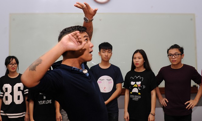 Cầm chai nước, nam sinh 'alo, mẹ à' - ảnh 1