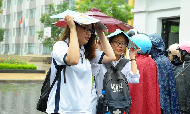 Phụ huynh dầm mưa đợi con, sĩ tử chân trần đội atlat rời phòng thi - ảnh 7