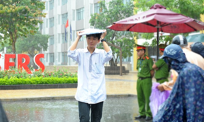 Phụ huynh dầm mưa đợi con, sĩ tử chân trần đội atlat rời phòng thi - ảnh 8