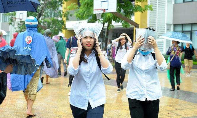 Phụ huynh dầm mưa đợi con, sĩ tử chân trần đội atlat rời phòng thi - ảnh 9