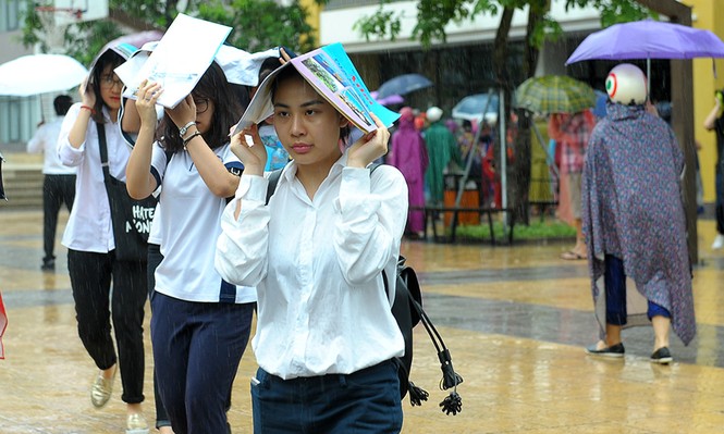 Phụ huynh dầm mưa đợi con, sĩ tử chân trần đội atlat rời phòng thi - ảnh 11