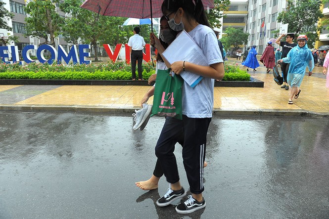 Phụ huynh dầm mưa đợi con, sĩ tử chân trần đội atlat rời phòng thi - ảnh 12