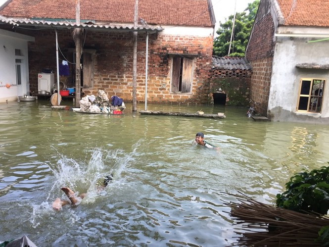Người dân nơi rốn lũ ở Hà Nội: 'Mất hết rồi' - ảnh 3