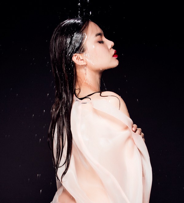 Giang Hồng Ngọc ướt sũng gợi cảm với bộ ảnh 'phong thủy' - ảnh 5