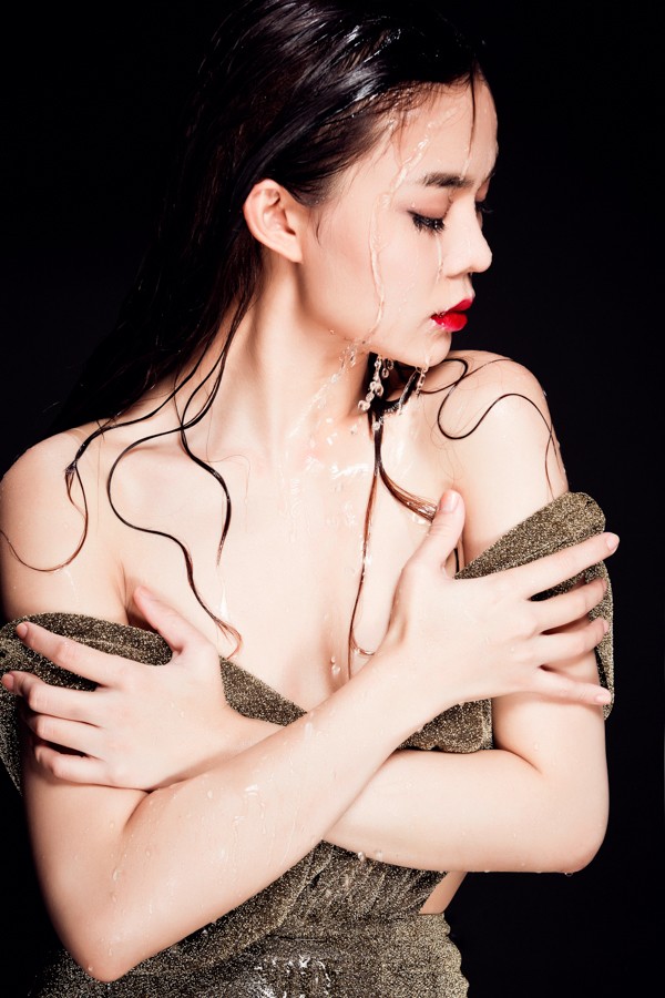 Giang Hồng Ngọc ướt sũng gợi cảm với bộ ảnh 'phong thủy' - ảnh 2
