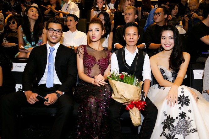 Thuỳ Dung, Hồng Quế khoe vai trần sexy trên thảm đỏ - ảnh 8