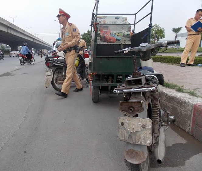 Hà Nội: Thu giữ hàng loạt xe máy cũ nát chạy trên đường - ảnh 7