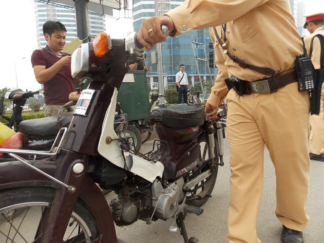 Hà Nội: Thu giữ hàng loạt xe máy cũ nát chạy trên đường - ảnh 4