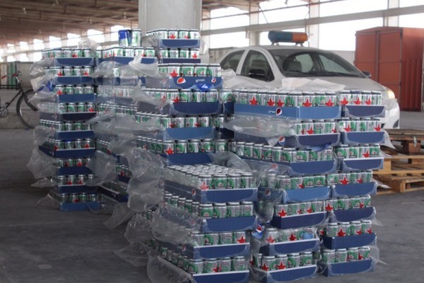 Bắt giữ 48.000 lon bia Heineken 'khoác áo' Pepsi để nhập lậu - ảnh 1