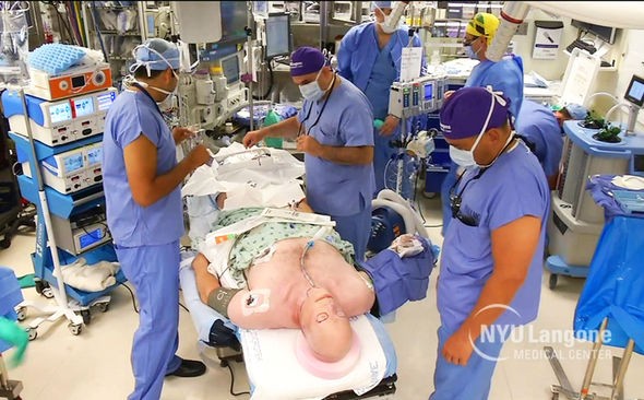 'Thay da, đổi mặt' cho lính cứu hoả bị bỏng nặng - ảnh 1