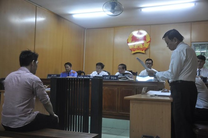 Hoãn tòa vụ “cướp điện thoại của người tình đại gia” - ảnh 1
