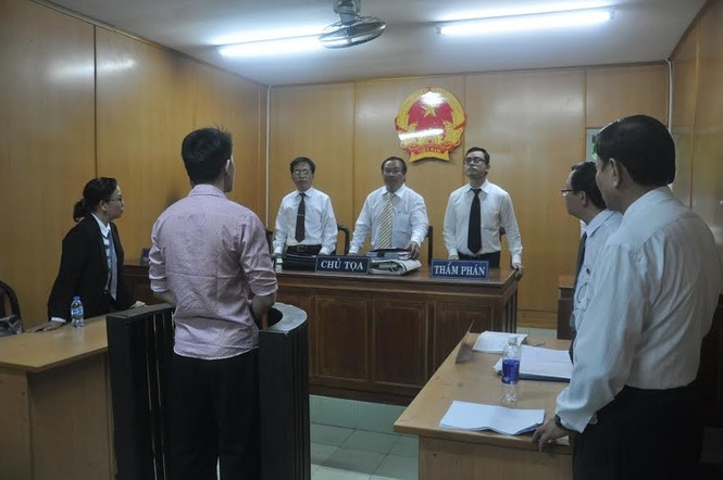 Hoãn tòa vụ “cướp điện thoại của người tình đại gia” - ảnh 2