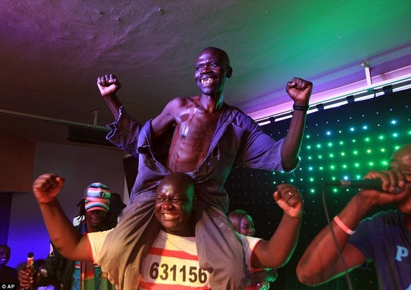 Kỳ lạ cuộc thi 'Người đàn ông xấu nhất' ở Zimbabwe - ảnh 7