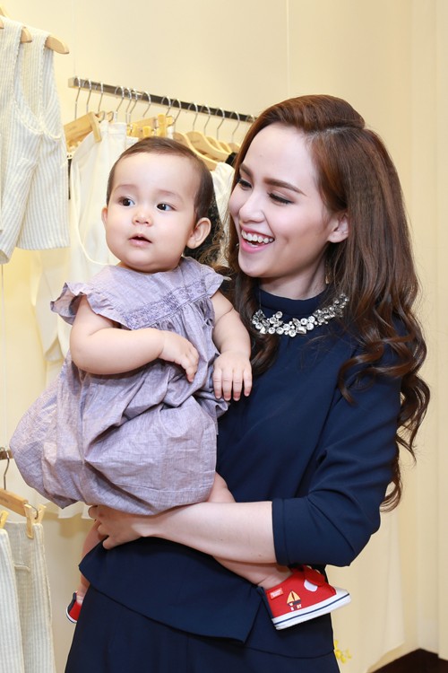 Diễm Hương, Nam Em 'đụng hàng' tông đen tại sự kiện - ảnh 3