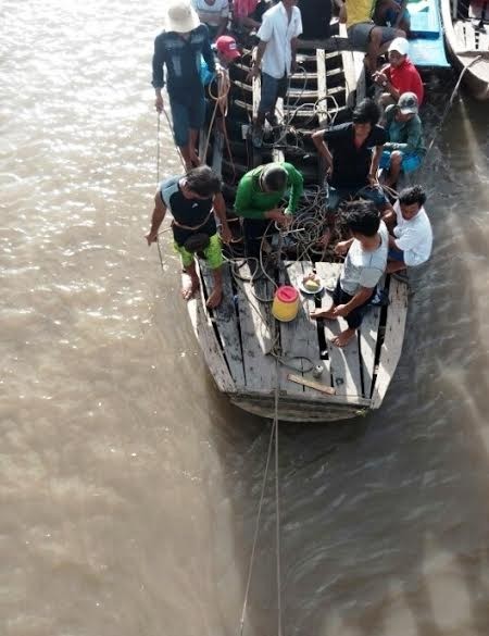 Canô chở 9 người gãy đôi trên sông Cà Mau, nhiều thương vong - ảnh 1