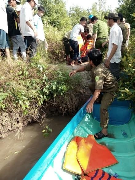 Canô chở 9 người gãy đôi trên sông Cà Mau, nhiều thương vong - ảnh 2