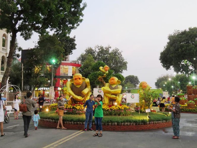 Đông đảo người dân đến tham quan, thưởng ngoạn tại đường hoa Hùng Vương - ảnh 1