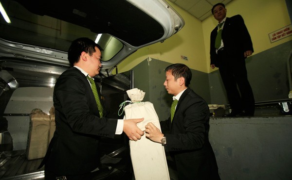 Vào “thủ phủ” ATM kể chuyện…tiền - ảnh 2