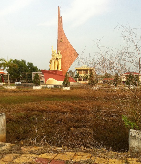 Hoang tàn tượng đài Khởi nghĩa Hòn Khoai - ảnh 1