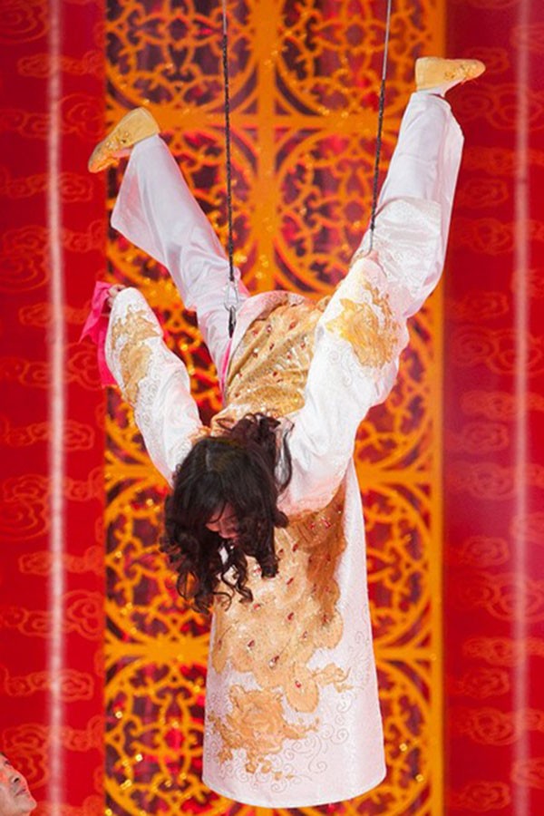 Táo Quân 2014: Ngọc Hoàng giả, Táo y tế đu dây - ảnh 3