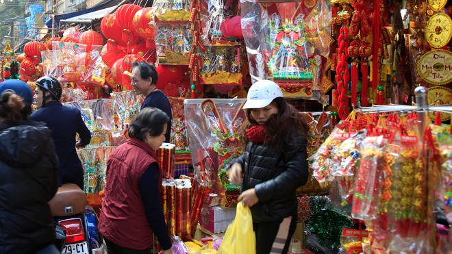 Tiễn ông Táo về trời: Cá chép “lạ” đắt hàng - ảnh 2
