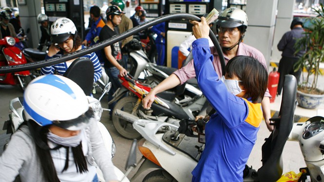 Giá xăng dầu Việt Nam cao hơn Mỹ: Đẩy khó người tiêu dùng? - ảnh 1