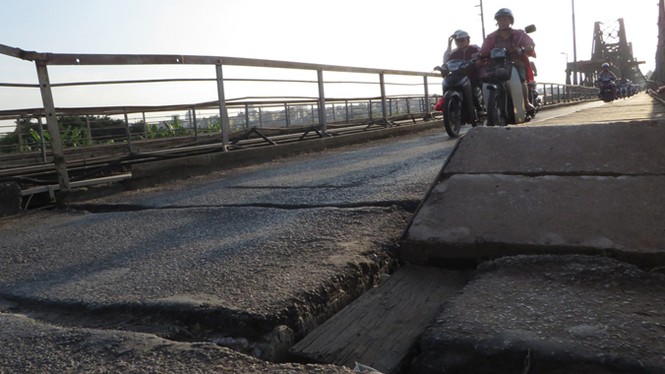 Mặt cầu Long Biên thủng lỗ chỗ - ảnh 1
