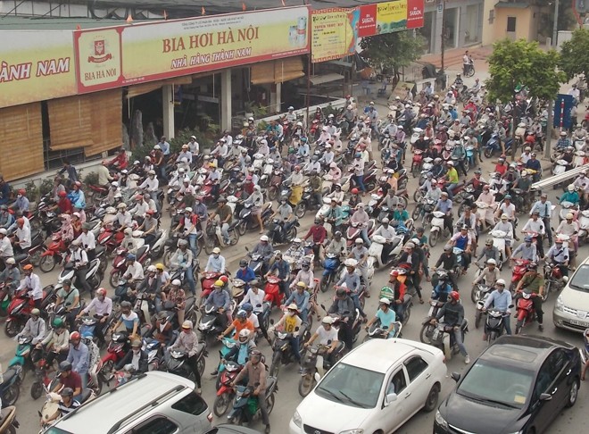 Xe cộ leo vỉa hè, đóng cửa kinh doanh - ảnh 1