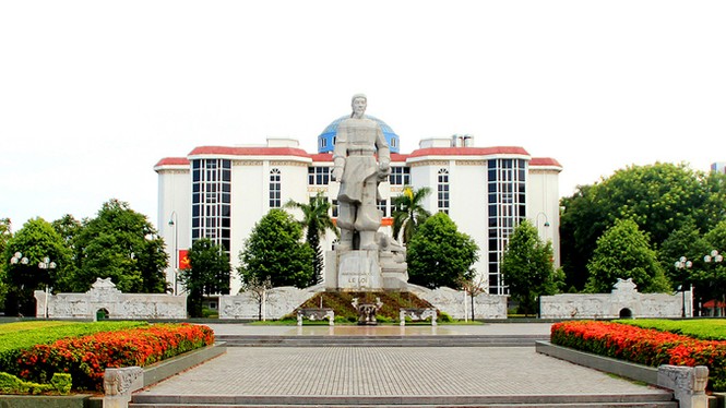 Hai trăm mười tuổi, Hạc thành - ảnh 1