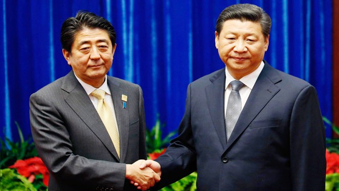 Giải mã cái bắt tay Tập Cận Bình - Shinzo Abe - ảnh 1