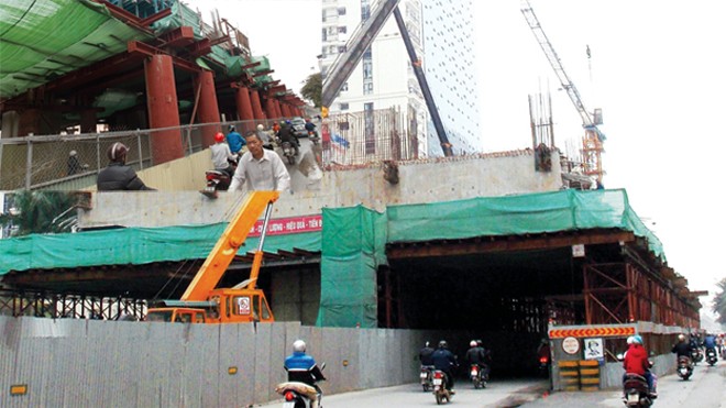 Dự án đường sắt đô thị: Vẫn thi công bất chấp nguy hiểm - ảnh 1