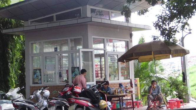 Hà Nội: 'Xẻ thịt' vườn hoa làm quán nhậu - ảnh 1