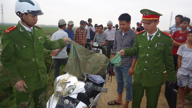 300 người vây bắt 2 kẻ trộm chó giữa ban ngày - ảnh 1