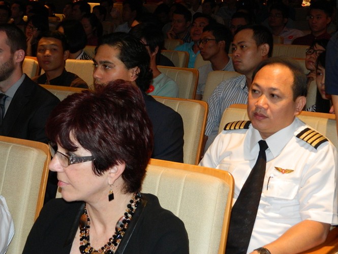 Bạn trẻ náo nức đăng ký học phi công - ảnh 7