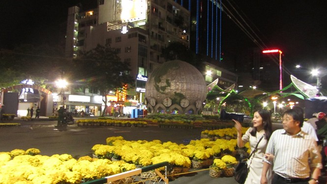 Đường hoa Nguyễn Huệ trước giờ khai hội - ảnh 12