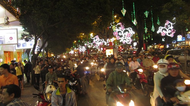 Đường hoa Nguyễn Huệ trước giờ khai hội - ảnh 13