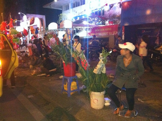 Dân buôn “đen mặt” vì hoa rớt giá - ảnh 1