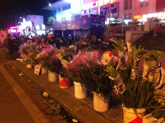 Dân buôn “đen mặt” vì hoa rớt giá - ảnh 2