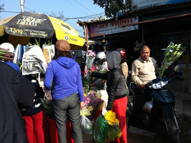 Dân buôn “đen mặt” vì hoa rớt giá - ảnh 4