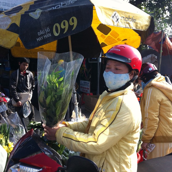 Dân buôn “đen mặt” vì hoa rớt giá - ảnh 5