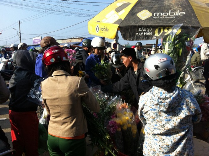 Dân buôn “đen mặt” vì hoa rớt giá - ảnh 6