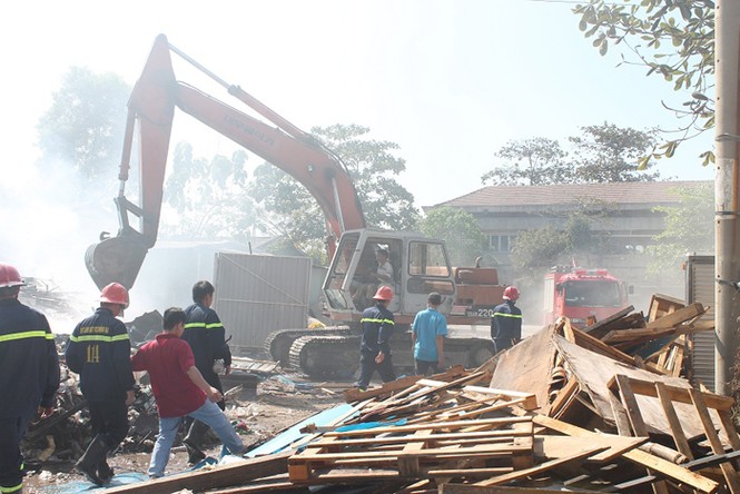 Lửa thiêu rụi nhà kho của công ty gỗ - ảnh 3