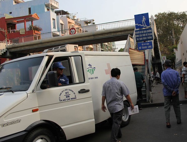 Người đàn ông chết bất thường trước Bệnh viện Ung Bướu - ảnh 1
