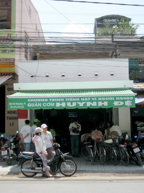Quán cơm cho người nghèo 2.000 đồng/phần - ảnh 1
