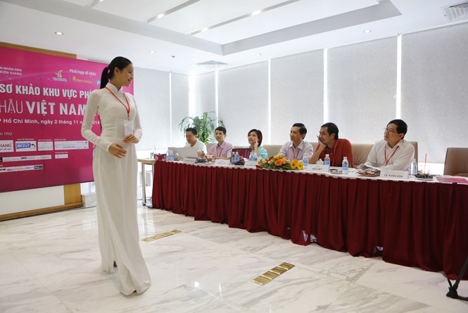 Thí sinh hoa hậu phía Nam tự tin trình diễn trước Ban giám khảo - ảnh 3