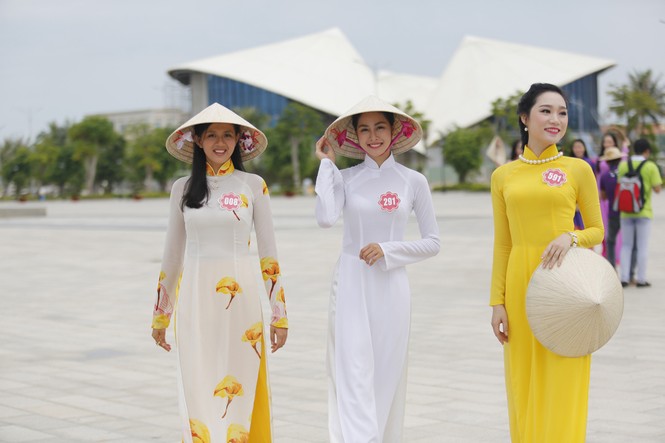 Thí sinh Hoa hậu phía Nam duyên dáng trong tà áo dài - tiếp - ảnh 2