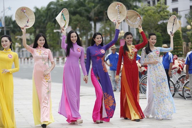 Thí sinh Hoa hậu phía Nam duyên dáng trong tà áo dài - tiếp - ảnh 1