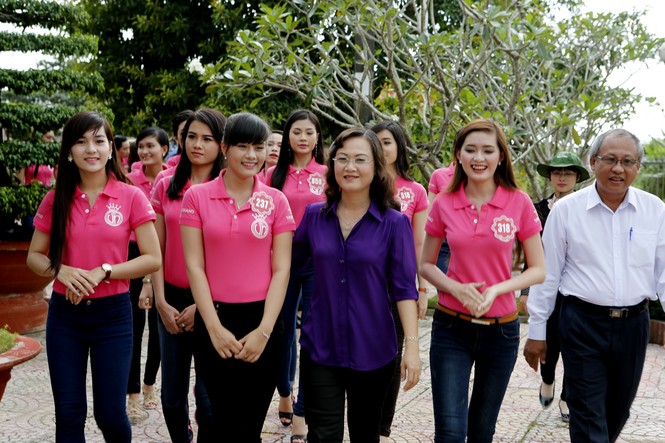 39 thí sinh Hoa hậu phía Nam xúc động trước hiện vật về Bác Hồ - ảnh 1