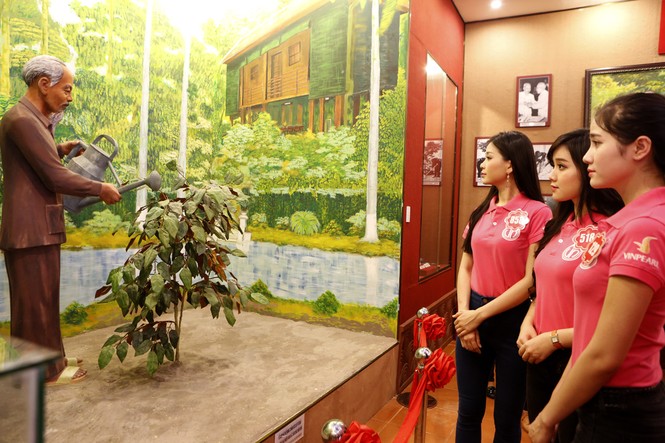39 thí sinh Hoa hậu phía Nam xúc động trước hiện vật về Bác Hồ - ảnh 6